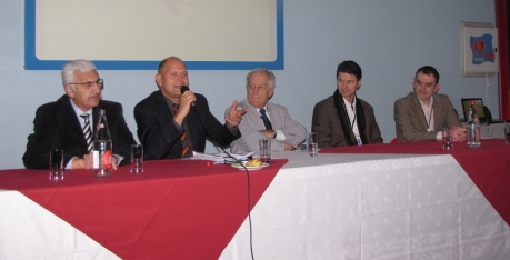 De gauche à droite : Claude Bertaud (Président du Conseil de la Vienne), Dominique Hummel (Président du directoire du Futuroscope), Michel Chevalet (journaliste scientifique), Jean-François Battoue (Responsable des Partenariats Habitat de GDF SUEZ ) et Jean-François Mauro (Directeur Régional de l'ADEME Poitou-Charentes) 