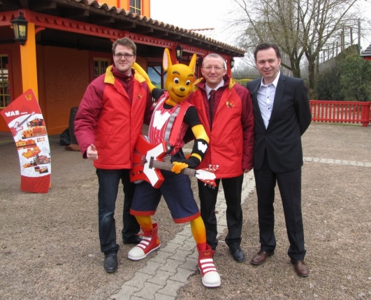 De gauche à droite : Thomas Mondon, directeur marketing et ventes, Walibi lui-même, Luc de Roo, directeur général et Oliver Snyers, directeur marketing de la marque.