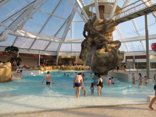 L'ensemble de l'espace des piscines a été repeint en blanc, ce qui donne rend l'endroit très lumineux. Ici, le centre de la pyramide avec la piscine à vagues.