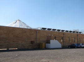 Au dessus de la zone des vestiaires ont été installés des panneaux solaires pour le chauffage de l’eau sanitaire.