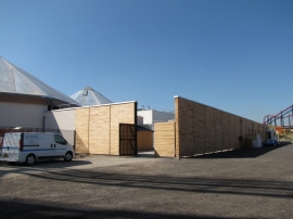 Au dessus de la zone des vestiaires ont été installés des panneaux solaires pour le chauffage de l’eau sanitaire.