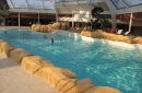 L'ensemble de l'espace des piscines a été repeint en blanc, ce qui donne rend l'endroit très lumineux. Ici, le centre de la pyramide avec la piscine à vagues.