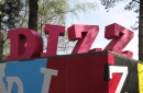 Les lettres du logo géant DIZZ ont été réalisées par l'artiste Kenson