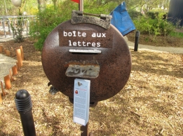 La file d’attente extérieure, végétalisée et thémée sur la récup.