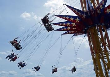 Riders on SkyScreamer soar while sitting on swings orbiting up to a 98 degree circle.
