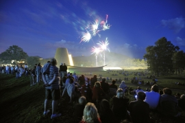 Cet été, Vulcania organisera plusieurs nocturnes avec feu d'artifice à 23h.