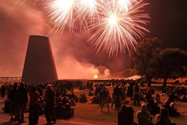 Cet été, Vulcania organisera plusieurs nocturnes avec feu d'artifice à 23h.