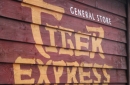 Le logo de Tiger Express peint sur une palissade.