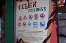 Même le panneau d'information a pris les couleurs de Tiger Express.