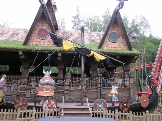 La thématisation de l'attraction s'inspire du dessin animé Vic le Viking.