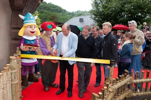 L'attraction est inaugurée par le symbolique ruban coupé ici par le bourgmestre de Stavelot.