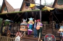 Steve Van de Kerkhof pose avec le lutin Plop et Vic le Viking.