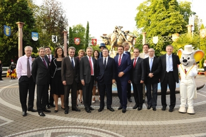 Au centre, José Manuel Durão Barroso, Président de la Commission Européenne, à sa droite, Roland Mack, et à sa gauche, Jürgen Mack, propriétaires d'Europa-Park. 