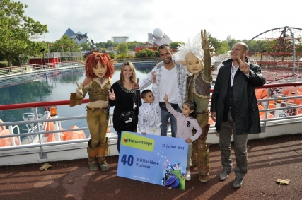 Le 40 millionième visiteur accueilli au Futuroscope par Dominique Hummel et les personnages Arthur et Sélénia