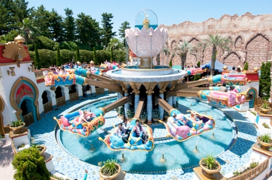 Jasmine’s Flying Carpets s'inspire des jardins du palais de la princesse Jasmine dans Aladdin.