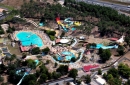 Vue aérienne sur Aqualand Bassin d'Arcachon avec les nouveautés Tornado et Boomerang dans le haut de l'image.