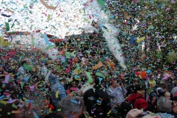 Un déluge de confettis pour le lancement des festivités des 50 ans
