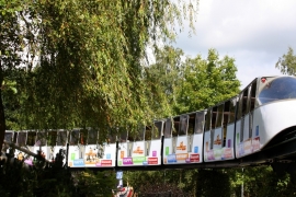 Le monorail se livre de nouvelles couleurs pour l'anniversaire.