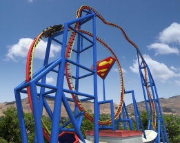 Une combinaison unique d'inversions aériennes pour SUPERMAN Ultimate Flight à Six Flags Discovery Kingdom