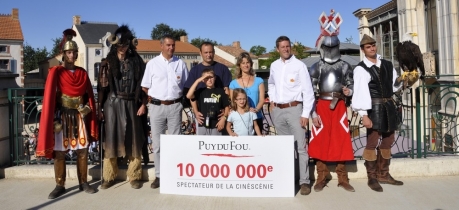 Le 10 millionième visiteur du spectacle nocturne La Cinéscénie en compagnie de Laurent Albert, Philippe de Villiers et plusieurs personnages du Grand Parc du Puy du Fou.