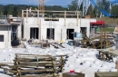 Une bonne partie de la structure en bois repose sur une dalle de béton.