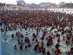 Beijing Happy magic Waterpark est le plus gros parc aquatique au monde... et il y a du monde!