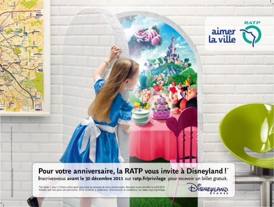 Visuel de la campagne promotionnelle entre Disneyland Paris et la RATP.