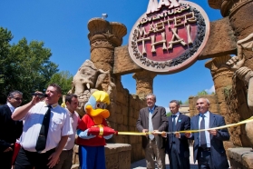 L'attraction a été inaugurée par Fabrizio Matteucci (maire), Riccardo Capo (directeur de Mirabilandia) et Maurizio Melucci, conseiller régional du tourisme.