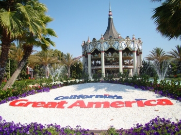 Le carrousel Columbia à l'entrée de California's Great America.