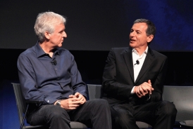 James Cameron et Bob Iger expliquent à l'assemblée les principaux points de l'accord AVATAR