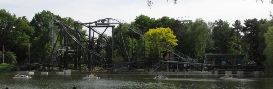 DIZZ is a custom Spinning Coaster that opened in April in Bobbejaanland, Belgium.