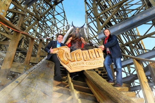 Roland (droite) et Michael (gauche) Mack dans le nouveau grand huit en bois : WODAN Timburcoaster