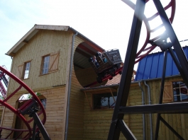 Le bâtiment traverse également le circuit, pour un effet intéressant !