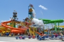 ... et deux structures de jeux aquatiques pour enfants, dont un modèle AquaPlay Giant RainFortress (ici sur la photo)