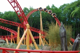 Ouvert en 2011, le Spinning Coaster TWIST est très populaire.