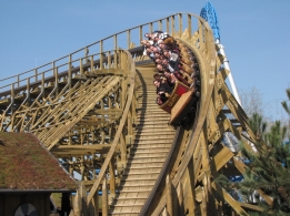 WODAN Timburcoaster offers a layout with tunnels, drops, banked turns, airtimes and speed all along