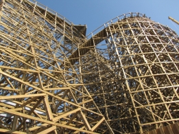 WODAN Timburcoaster offers a layout with tunnels, drops, banked turns, airtimes and speed all along