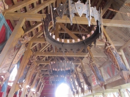 La gare est joliment décorée avec des chandeliers et des statues représentant les Valkyries