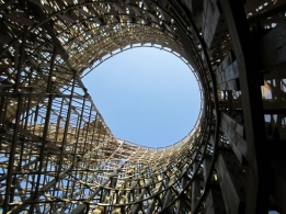 Vue de la file d'attente extérieure, ici sous la structure de l'attraction