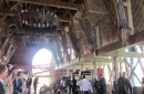 La gare est joliment décorée avec des chandeliers et des statues représentant les Valkyries