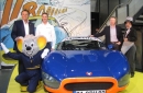 Roland Mack, Ralf Schumacher et Philippe Graton (scénariste de Michel Vaillant) posent devant l'un des véhicules de la nouvelle exposition du Hall Mercedes-Benz