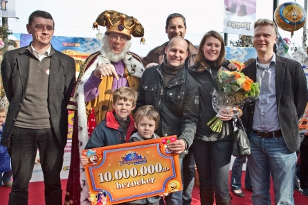 Wim Wauters (gauche), Gert Verhulst (centre à l'arrière) et Steven Van den Kerkhof (droite) posent avec le 10 millionième visiteur de Plopsaland De Panne et sa famille 