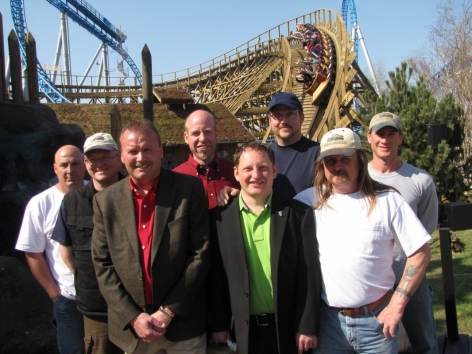 Photo de l'équipe de Great Coasters International présente le jour de l'ouverture de WODAN Timburcoaster. De gauche à droite: Stan Gemberling, Mats Hummel, Clair Hain, Joe Draves, Dominic Kind, Chris Gray, Bob Paskanik, Darren Davis