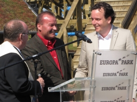 Clair Hain Jr. (centre) et Michael Mack (à droite) un peu avant l'inauguration de WODAN Timburcoaster