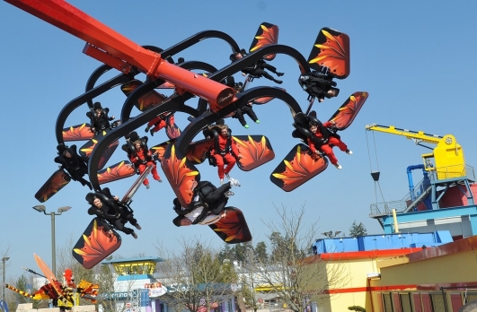 LEGOLAND Deutschland ouvre Flying Ninjago, un Sky Fly de Gerstlauer Amusement Rides