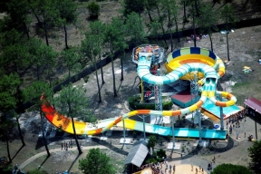 Polin delivered several water slides to Aqualand water parks in 2011, here at Aqualand Bassin d'Arcachon 
