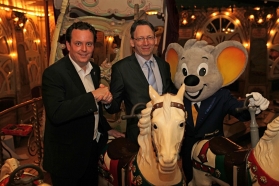 Michael Mack (membre de la direction générale d'Europa-Park, à gauche) et Gil Vauquelin (le président de l'Ecomusée d'Alsace, au centre)