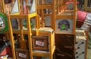 Les enfants y trouvent des toboggans, balançoires et même des écrans pour jouer à Angry Birds !