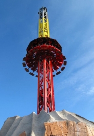 The ride is a Drop'n Twist tower manufactured by SBF - Visa Group