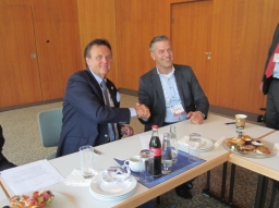 Roland Mack (directeur associé de MACK Rides) et Peter Jan Mulder (PDG Adventure World Warsaw) signent le contrat d'achat d'attractions